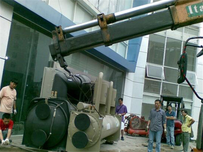 宣恩县随车吊和汽车吊的核心区别是什么？哪种更省钱？